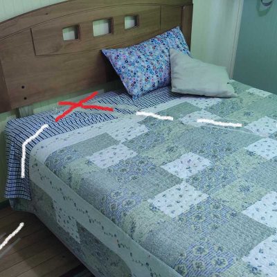 Cama matrimonial en su antigua posición. Felizmente fue reubicada.